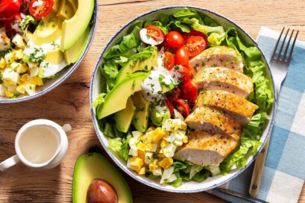 Salad Ức Gà sốt mè rang