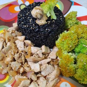 Cơm gạo lứt ức gà xào nấm mỡ
