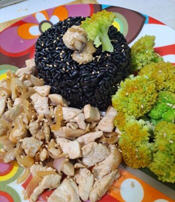 Cơm gạo lứt ức gà xào nấm mỡ